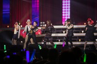 超特急とオリエンタルラジオのコラボの様子。（撮影：米山三郎 / 西村廣起）