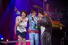 左からタカシ、藤森慎吾、コーイチ。（撮影：米山三郎 / 西村廣起）