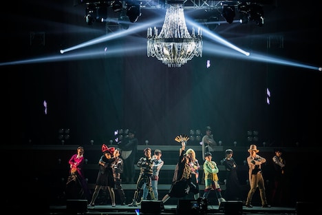 RADIO FISHと超特急のコラボパフォーマンスの様子。（撮影：米山三郎 / 西村廣起）