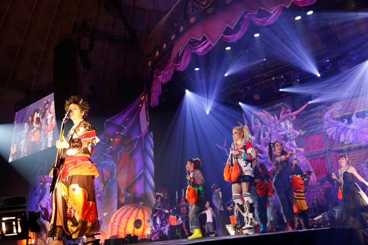 「HALLOWEEN PARTY 2016」兵庫・ワールド記念ホール公演の様子。（撮影：今元秀明、田中和子）