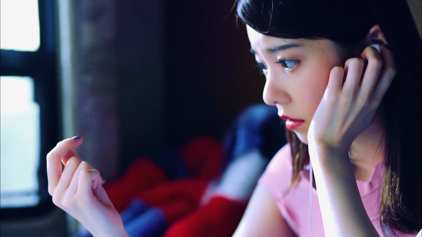 AKB48「ハイテンション」ミュージックビデオのワンシーン。(c)AKS