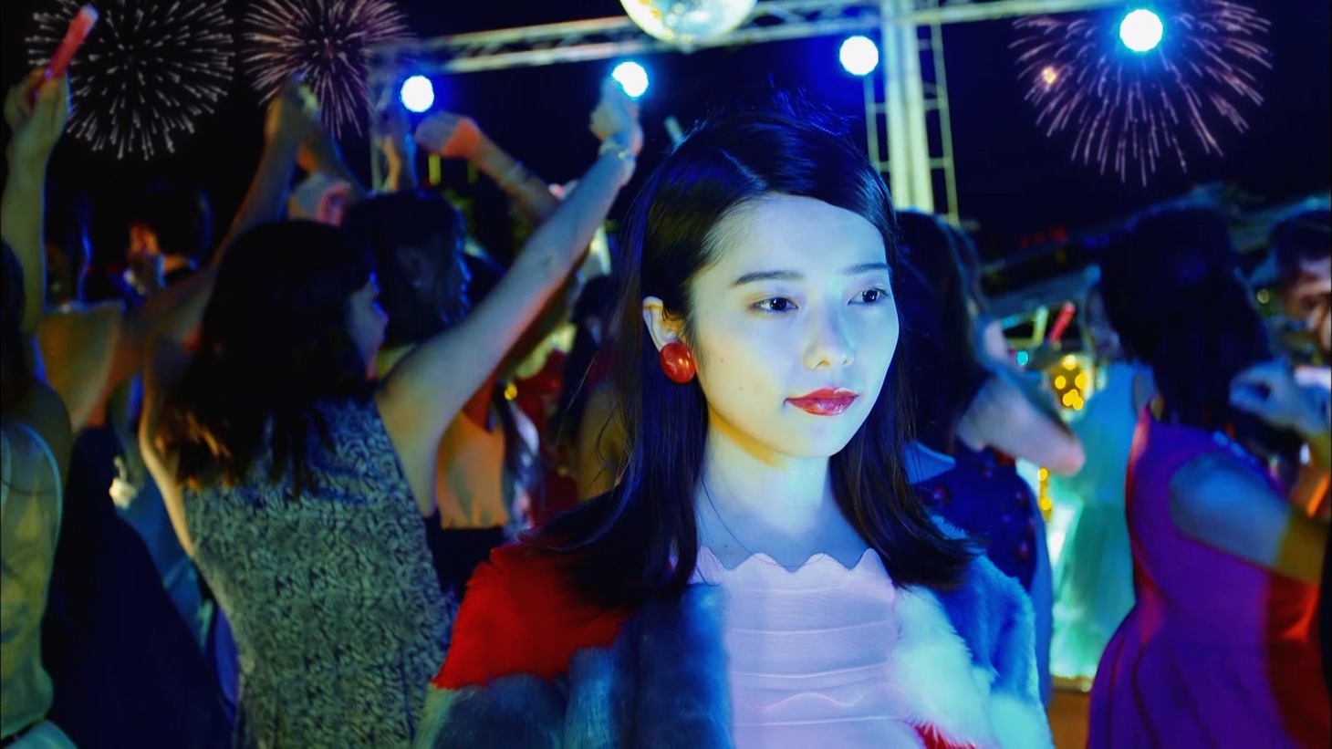 AKB48「ハイテンション」ミュージックビデオのワンシーン。(c)AKS