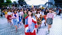 AKB48「ハイテンション」ミュージックビデオのワンシーン。(c)AKS