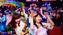 AKB48「ハイテンション」ミュージックビデオのワンシーン。(c)AKS