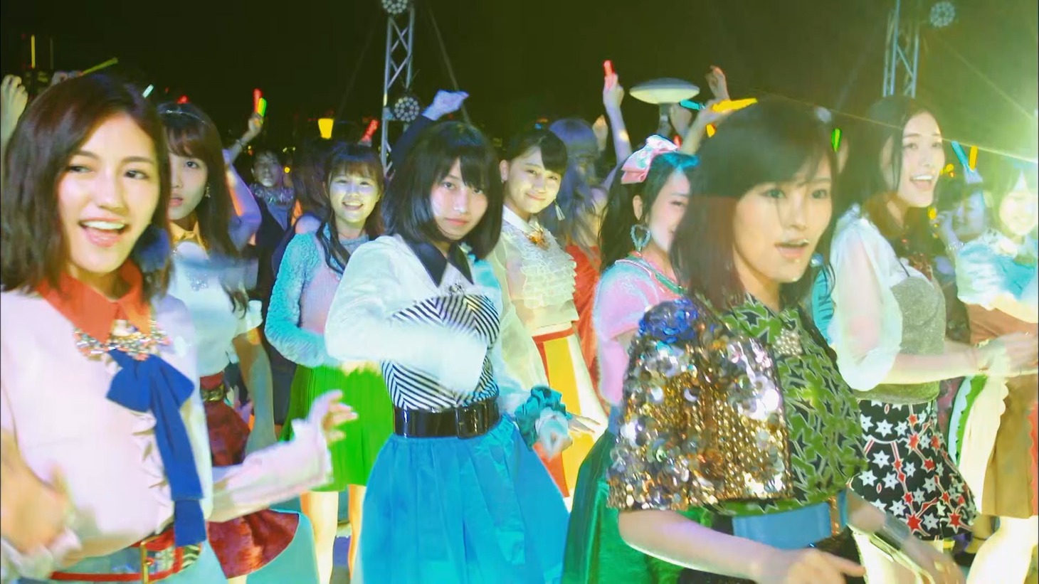 AKB48「ハイテンション」ミュージックビデオのワンシーン。(c)AKS