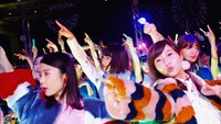 AKB48「ハイテンション」ミュージックビデオのワンシーン。(c)AKS