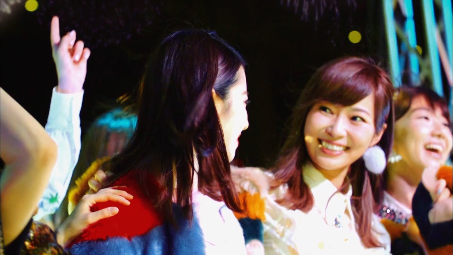 AKB48「ハイテンション」ミュージックビデオのワンシーン。(c)AKS