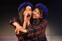 吉田万葉（左）に抱きつく我妻桃実（右）。