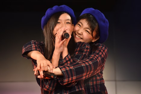 吉田万葉（左）に抱きつく我妻桃実（右）。