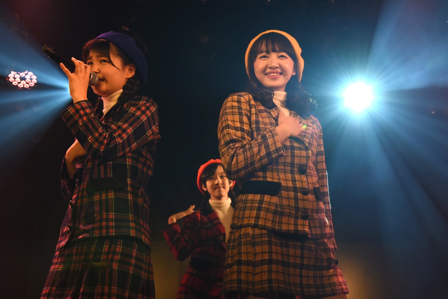 左から我妻桃実、星里奈、鉄戸美桜。