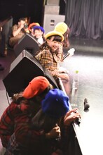 「ハコいっぱいのプレゼント」のミュージックビデオを観賞するハコイリ▽ムスメ。