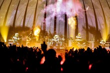 MAN WITH A MISSION「The World's On Fire TOUR 2016」千葉・幕張メッセ国際展示場9～11ホール公演の様子。（photo by Nobuyuki Kobayashi、Daisuke Sakai[FYD inc.]）