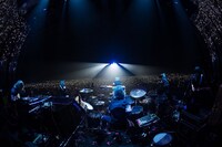 MAN WITH A MISSION「The World's On Fire TOUR 2016」千葉・幕張メッセ国際展示場9～11ホール公演の様子。（photo by Nobuyuki Kobayashi、Daisuke Sakai[FYD inc.]）