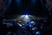 MAN WITH A MISSION「The World's On Fire TOUR 2016」千葉・幕張メッセ国際展示場9～11ホール公演の様子。（photo by Nobuyuki Kobayashi、Daisuke Sakai[FYD inc.]）