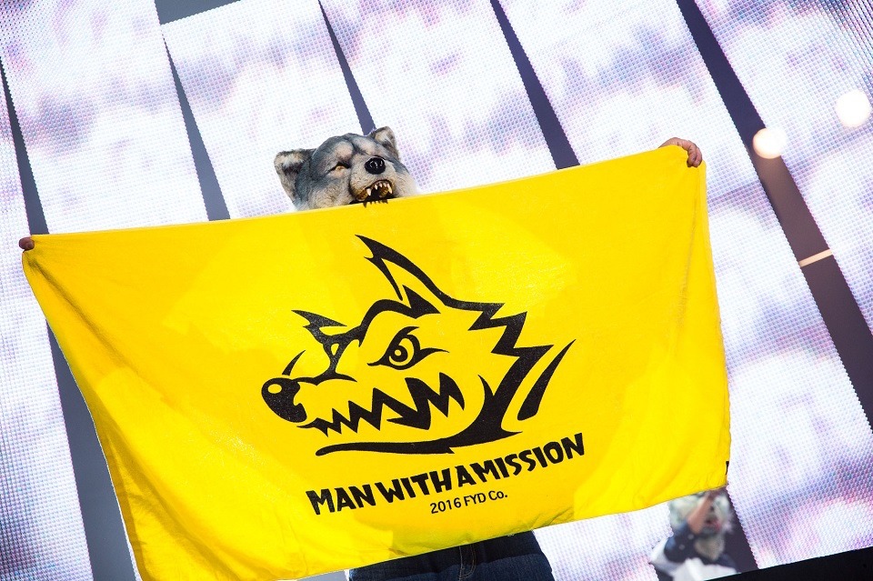 MAN WITH A MISSION「The World's On Fire TOUR 2016」千葉・幕張メッセ国際展示場9～11ホール公演の様子。（photo by Nobuyuki Kobayashi、Daisuke Sakai[FYD inc.]）