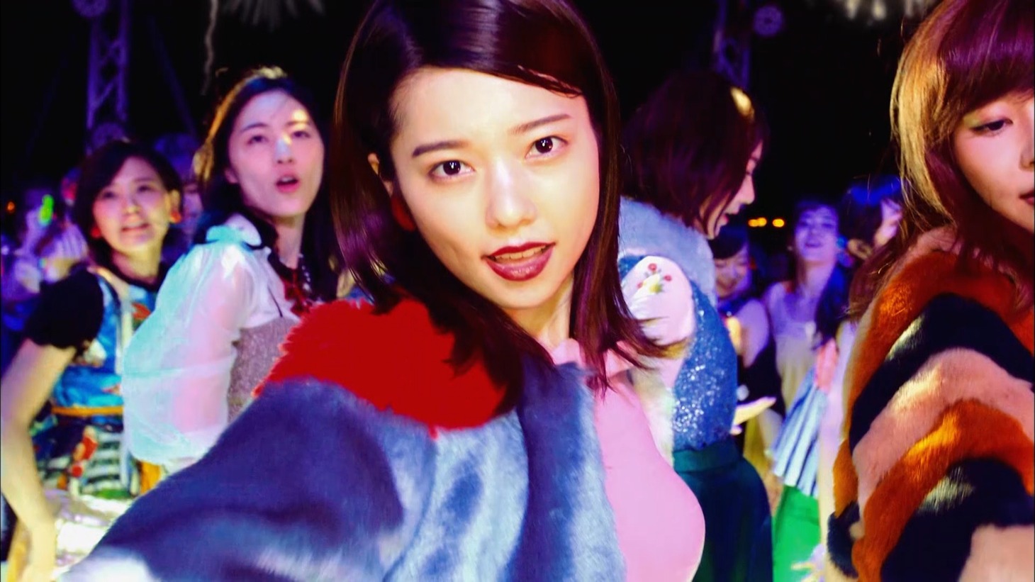 AKB48「ハイテンション」ミュージックビデオのワンシーン。(c)AKS