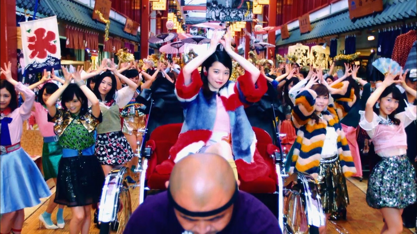 AKB48「ハイテンション」ミュージックビデオのワンシーン。(c)AKS