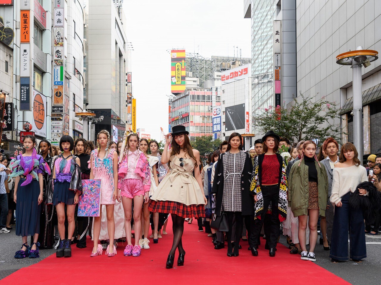 西内まりや、渋谷を闊歩！路上ファッションショー＆ライブで通行人魅了