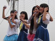 左から春名真依（たこやきレインボー）、内山あみ（ロッカジャポニカ）、彩木咲良（たこやきレインボー）、平瀬美里（ロッカジャポニカ）。（写真提供：EVIL LINE RECORDS）