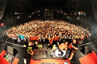 Rhythmic Toy World「『HEY!』の『HEY!』による『HEY!』の為のツアー～ツアーファイナルワンマン～」の様子。（Photo by MASANORI FUJIKAWA）