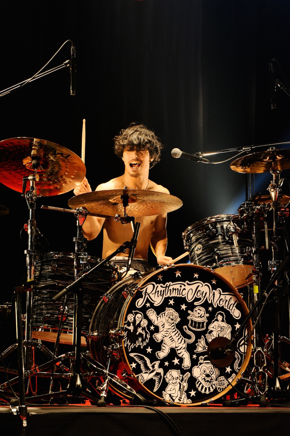磯村貴宏（Dr）（Photo by MASANORI FUJIKAWA）