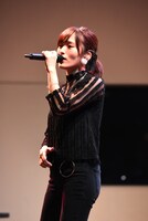 山本彩のミニライブの様子。