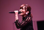 山本彩のミニライブの様子。