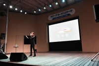 山本彩のミニライブの様子。