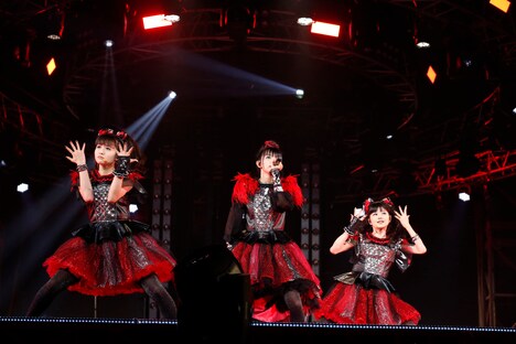 「BABYMETAL WORLD TOUR 2016 LEGEND -METAL RESISTANCE- RED NIGHT」の様子。（Photo by Tsukasa Miyoshi[Showcase])