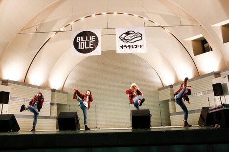 「BILLIE IDLE presents bi bi bi bi bi フリーライブ」の様子。（写真提供：オツモレコード）
