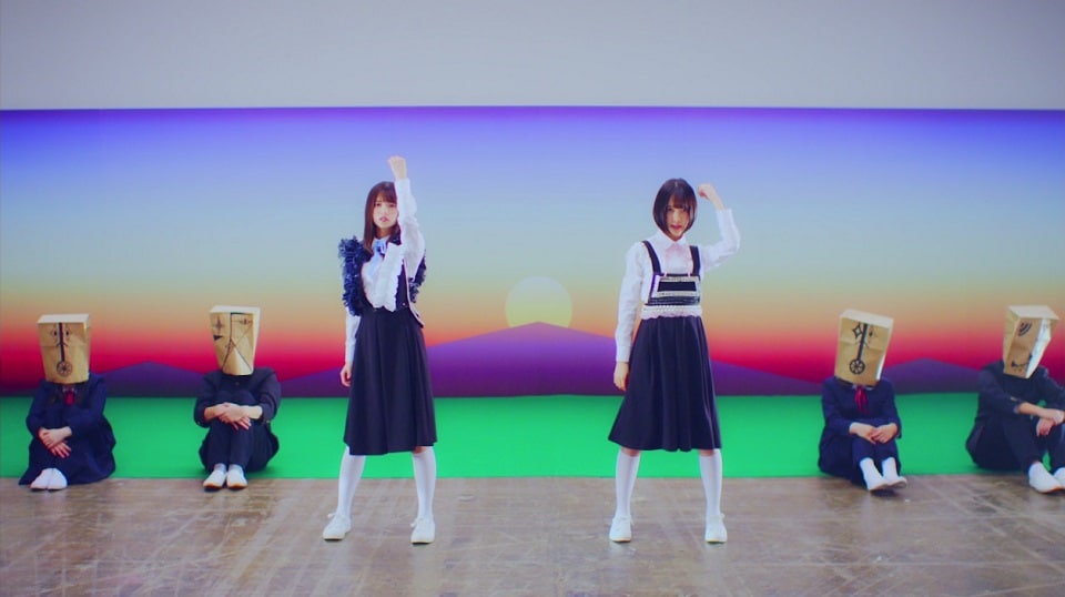 乃木坂46「あの教室」のワンシーン。