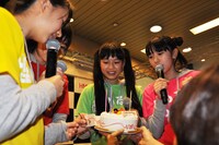 ケーキをもらったときめき▽宣伝部。（撮影：高瀬勇太）