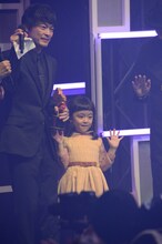 川島道行の愛娘と登壇した中野雅之（BOOM BOOM SATELLITES）。