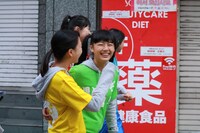 談笑しながら歩みを進めるときめき▽宣伝部。（撮影：高瀬勇太）