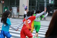 手を挙げて横断歩道を渡るときめき▽宣伝部。（撮影：高瀬勇太）