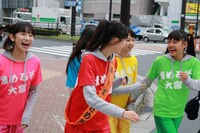 元気いっぱいに歩き始めたときめき▽宣伝部。（撮影：高瀬勇太）