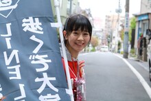 のぼりを持って歩く坂井仁香。（撮影：高瀬勇太）
