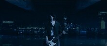 [Alexandros]「ムーンソング」ミュージックビデオのワンシーン。
