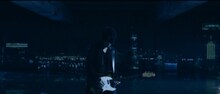 [Alexandros]「ムーンソング」ミュージックビデオのワンシーン。