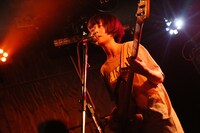 前川知子（B, Cho）（撮影：後藤壮太郎）