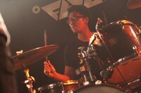 秀村拓哉（Dr）（撮影：後藤壮太郎）