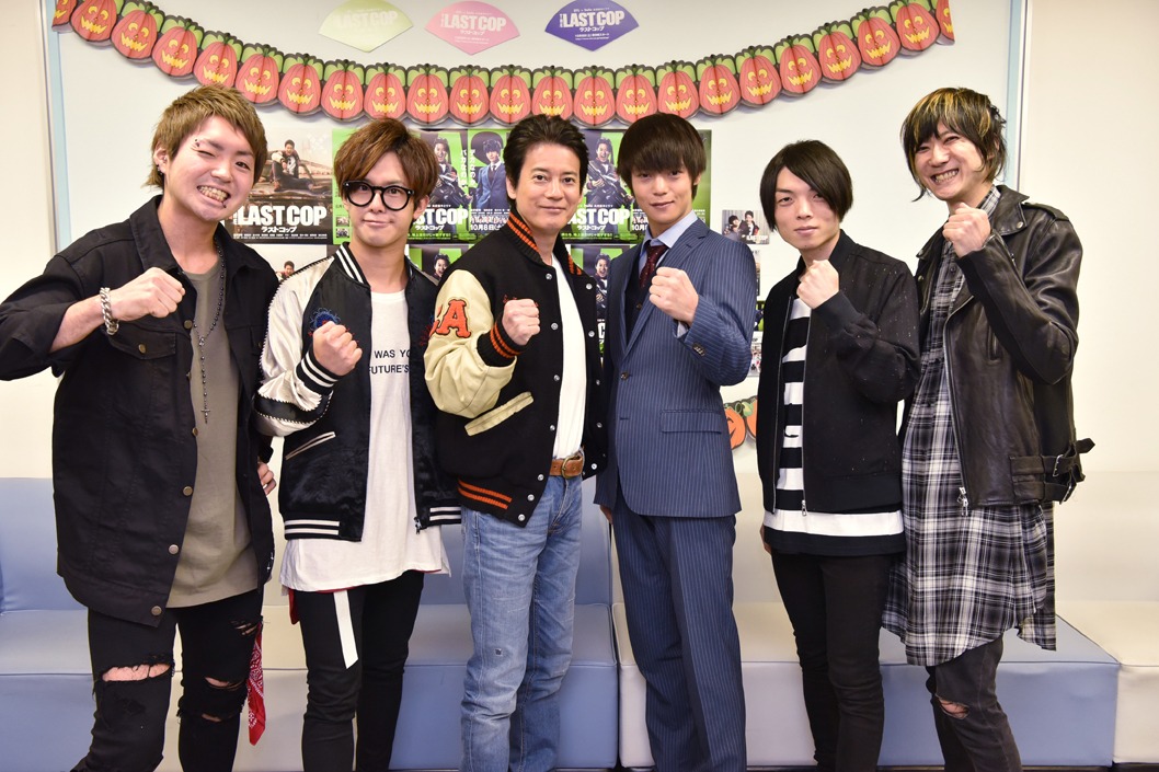 唐沢寿明、窪田正孝と対面したBLUE ENCOUNTの4人。