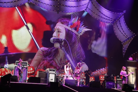 SCANDALと鈴木愛理(℃-ute)のコラボステージの様子。(撮影:山内洋枝)