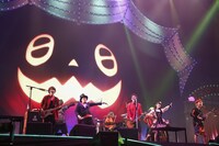 嗣永桃子（カントリー・ガールズ）と桝太一アナウンサーが乱入したKEYTALKのステージ。（撮影：山内洋枝）