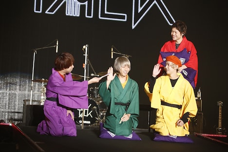 「笑点」風の衣装で登場したKEYTALK。(撮影:山内洋枝)