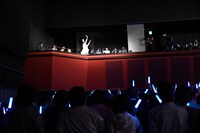2階席でパフォーマンスする中山莉子。