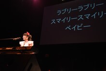 ピアノを演奏する中山莉子。