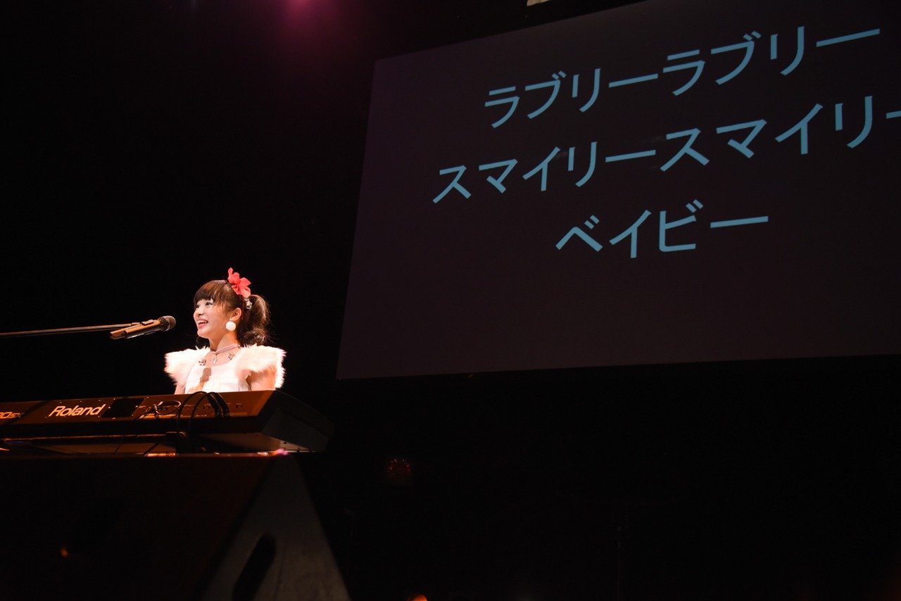 ピアノを演奏する中山莉子。