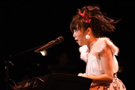 ピアノを演奏する中山莉子。