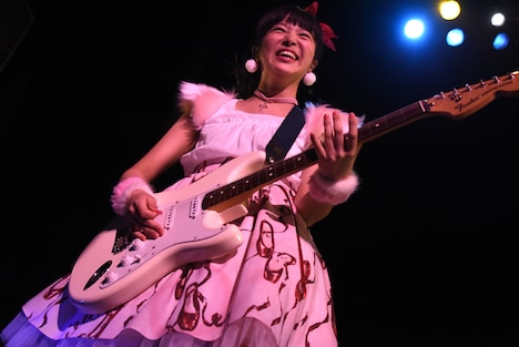 ギターを弾く真似をする中山莉子。